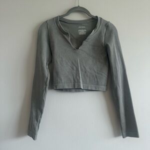Stylish Gray Crop Top with Long Sleeves